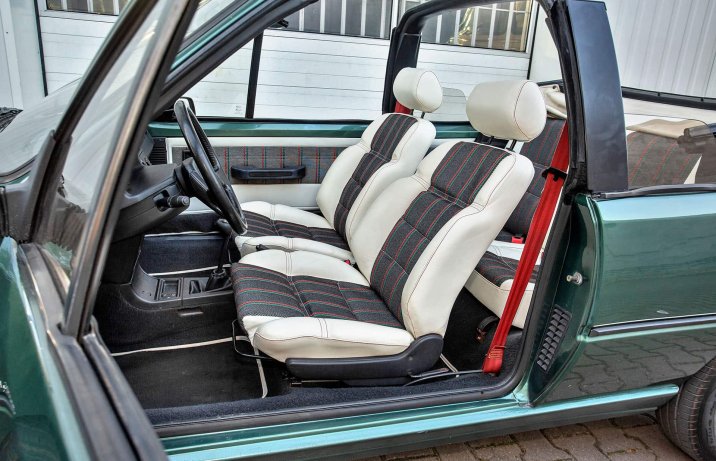 Peugeot 205 – wnętrze, fotele z przodu