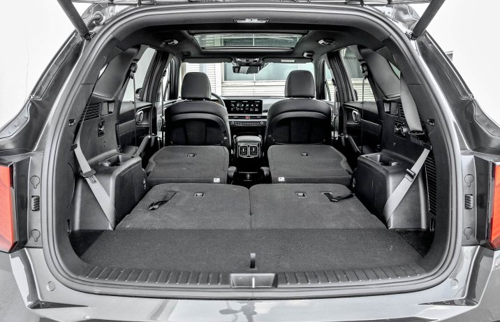 Kia Sorento 1.6 T-GDI HEV AWD Prestige Line 6-osobowa – wnętrze, bagażnik rozłożone fotele