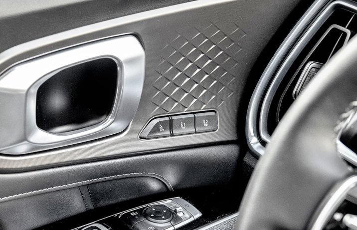 Kia Sorento 1.6 T-GDI HEV AWD Prestige Line 6-osobowa – wnętrze, panele sterowania na drzwiach
