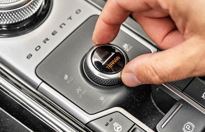 Kia Sorento 1.6 T-GDI HEV AWD Prestige Line 6-osobowa – wnętrze, pokrętło do wyboru trybów jazdy