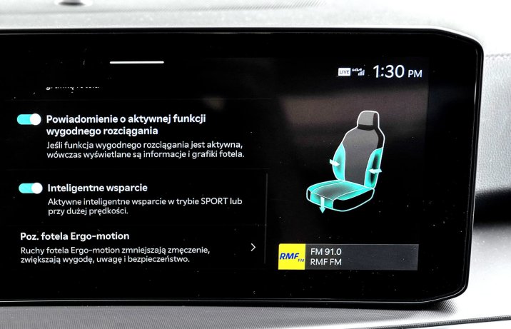 Kia Sorento 1.6 T-GDI HEV AWD Prestige Line 6-osobowa – wnętrze, ekran z regulacją podparcia bocznego w fotelach