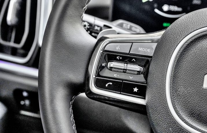 Kia Sorento 1.6 T-GDI HEV AWD Prestige Line 6-osobowa – wnętrze, panel sterowania na kierownicy