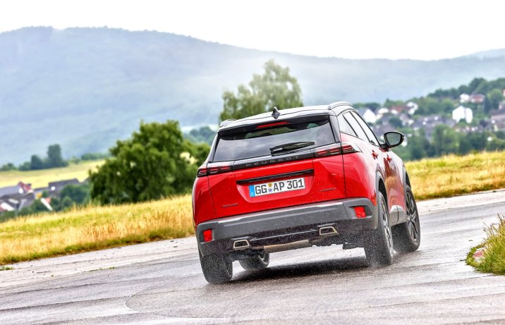 Peugeot 2008 Hybrid 145 eDCS6 (2025) – test – tył