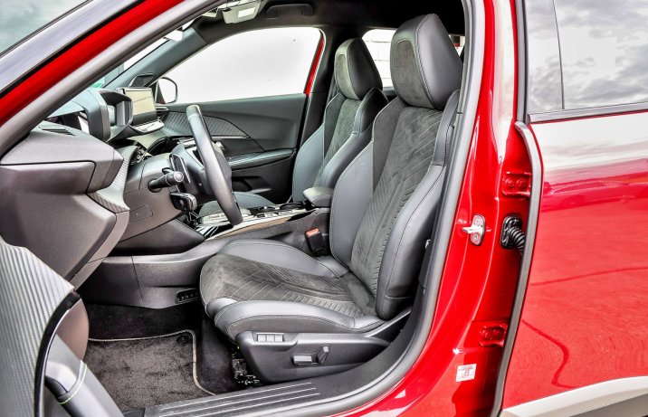 Peugeot 2008 Hybrid 145 eDCS6 (2025) – test – fotele