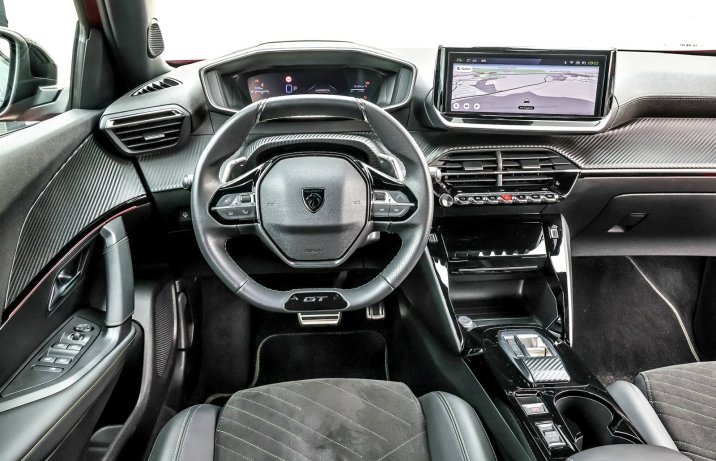 Peugeot 2008 Hybrid 145 eDCS6 (2025) – test – kokpit