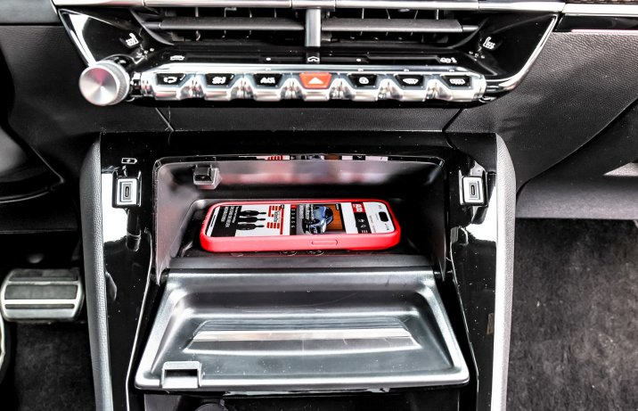 Peugeot 2008 Hybrid 145 eDCS6 (2025) – test – ładowarka indukcyjna