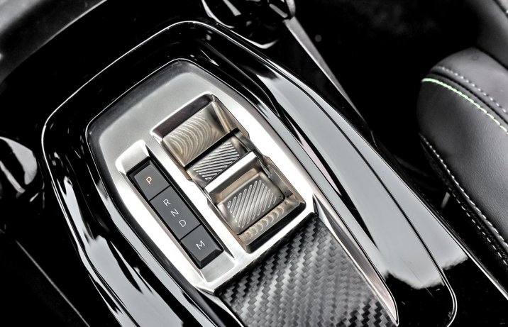 Peugeot 2008 Hybrid 145 eDCS6 (2025) – test – wybierak przekładni