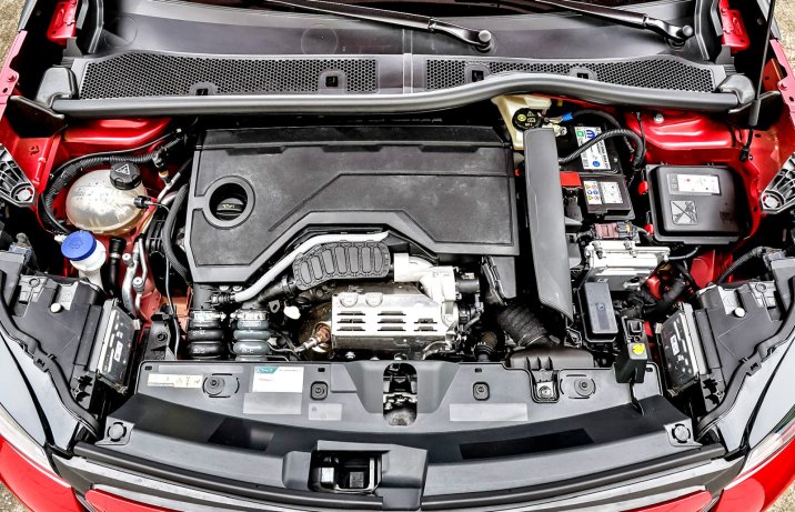 Peugeot 2008 Hybrid 145 eDCS6 (2025) – test – silnik