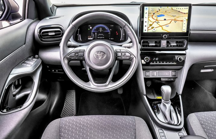 Toyota Yaris Cross 1.5 Hybrid DF FWD 130 e-CVT (2025) – test – kokpit