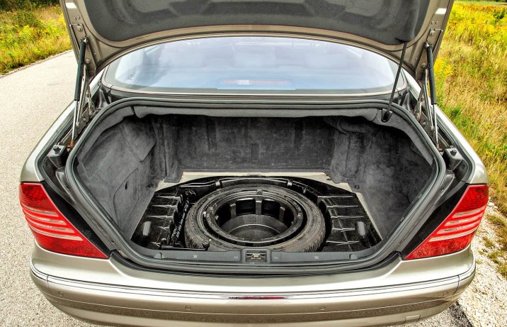 Używany Mercedes klasy S W220 wnętrze – bagażnik