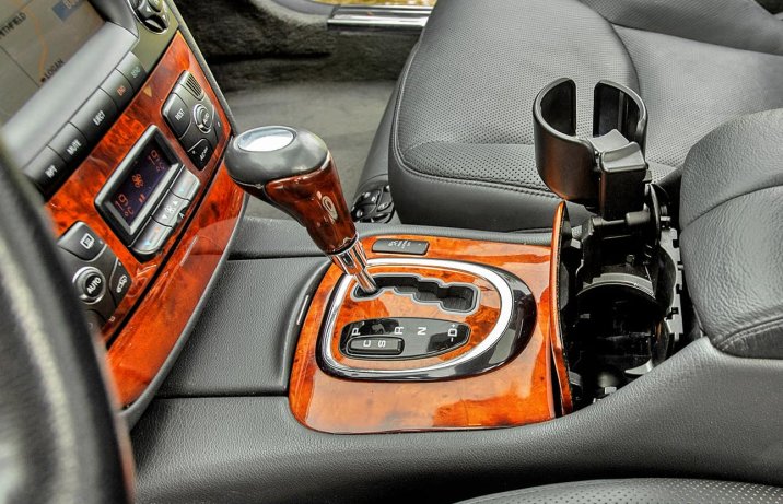 Używany Mercedes klasy S W220 wnętrze – drążek skrzyni biegów