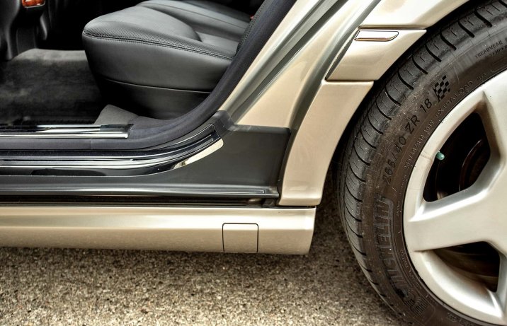 Używany Mercedes klasy S W220 wnętrze – próg