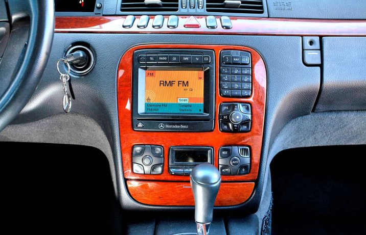 Używany Mercedes klasy S W220 wnętrze – radio