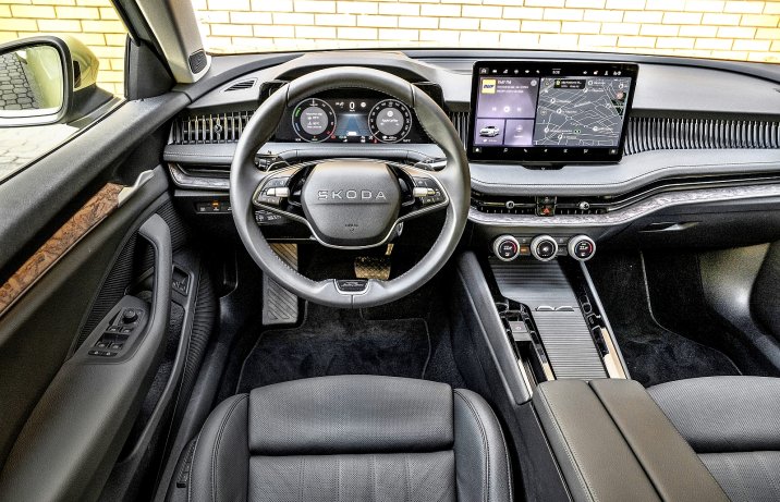 Skoda Superb Liftback Plug-in Hybrid (2025) - test –kokpit / deska rozdzielcza