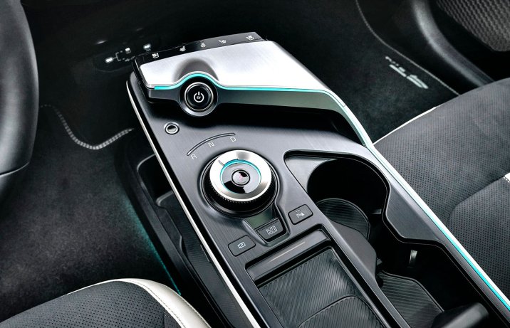 Kia EV6 FL 2025 – wnętrze, panel sterowania na tunelu centralnym