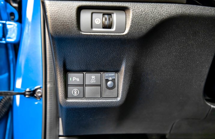 Honda Civic e:HEV Advance – wnętrze, deska rozdzielcza, panel sterowania po lewej od kierownicy