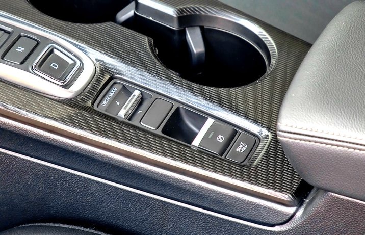 Honda Civic e:HEV Advance – wnętrze, panel sterowania na tunelu centralnym