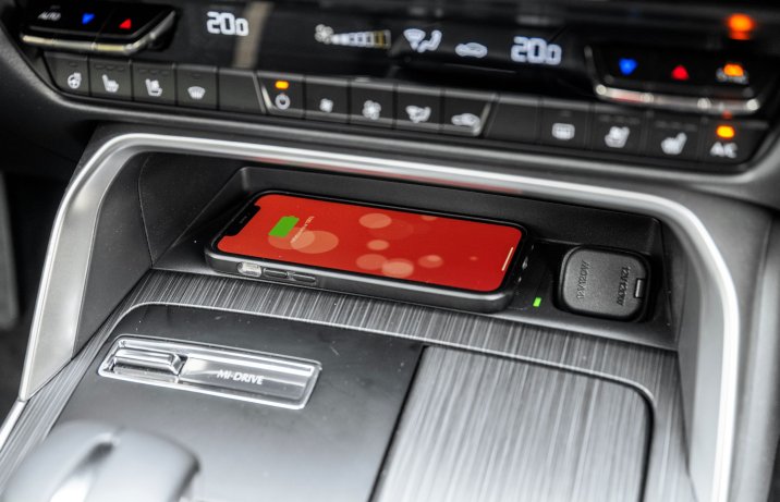 Mazda CX-60 - ładowarka indukcyjna