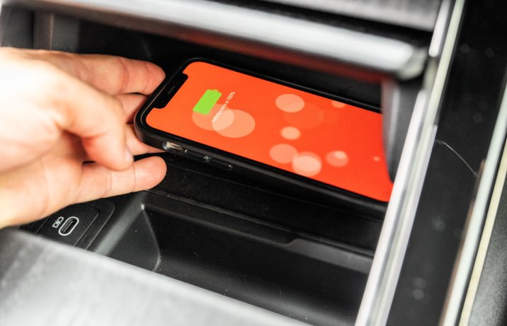 Range Rover Velar - ładowarka indukcyjna