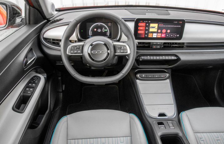 Fiat 600e - kokpit