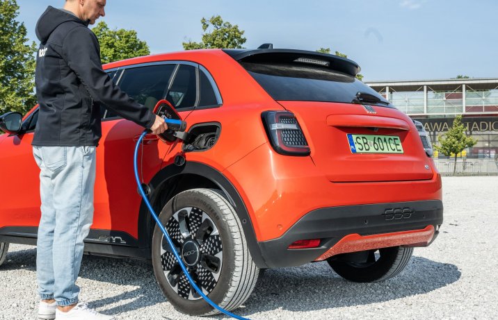 Fiat 600e - ładowanie