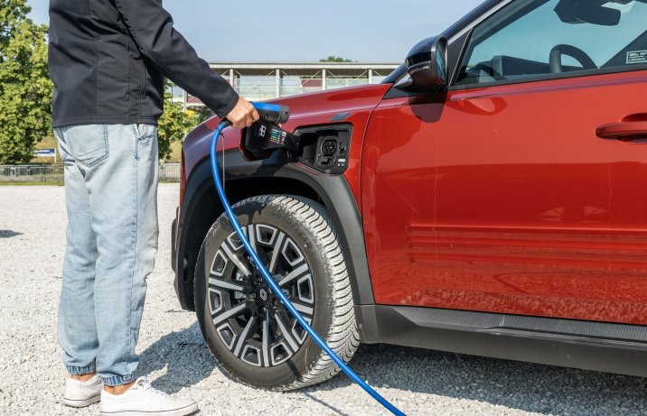 Renault 4 E-Tech - ładowanie