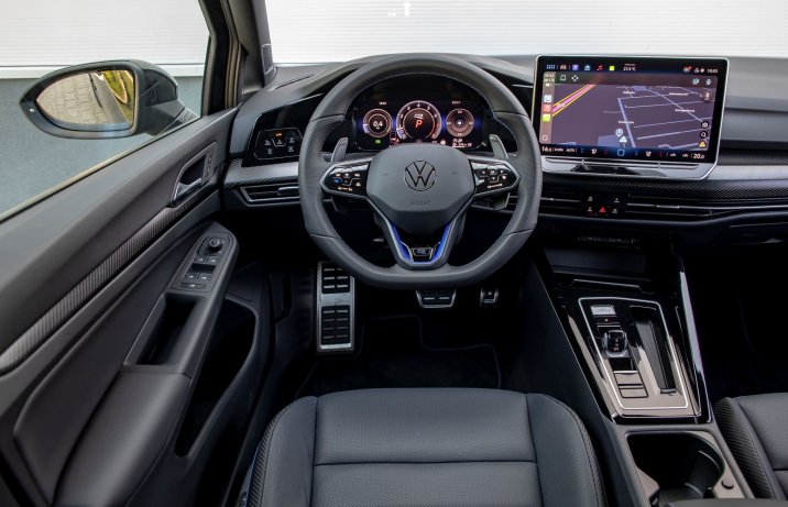 VW Golf R Black Edition - kokpit