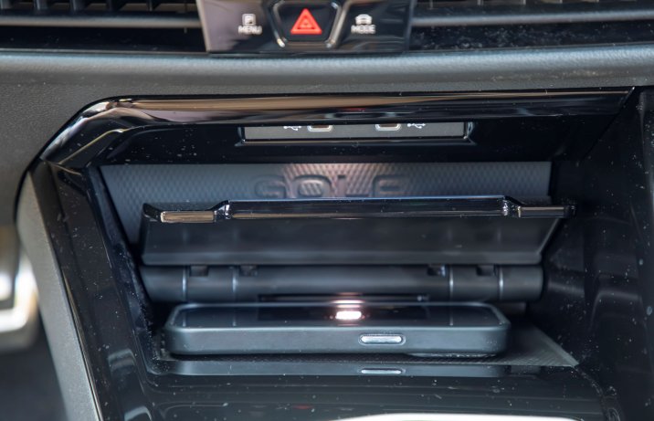 VW Golf R Black Edition - ładowarka