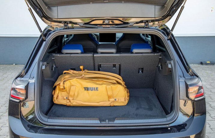 VW Golf R Black Edition - bagażnik