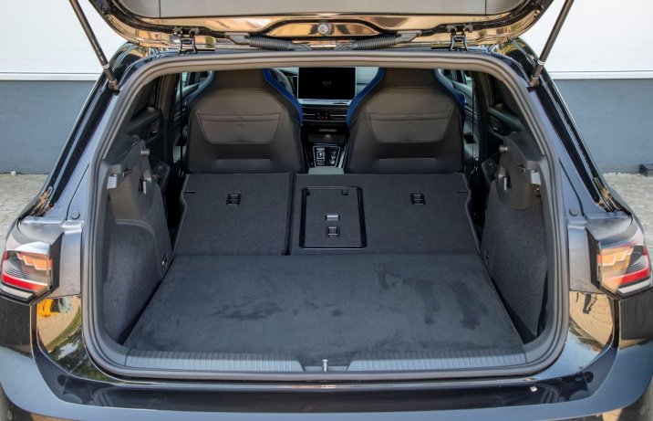 VW Golf R Black Edition - bagażnik