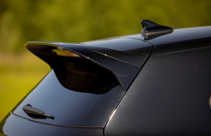 VW Golf R Black Edition - spojler