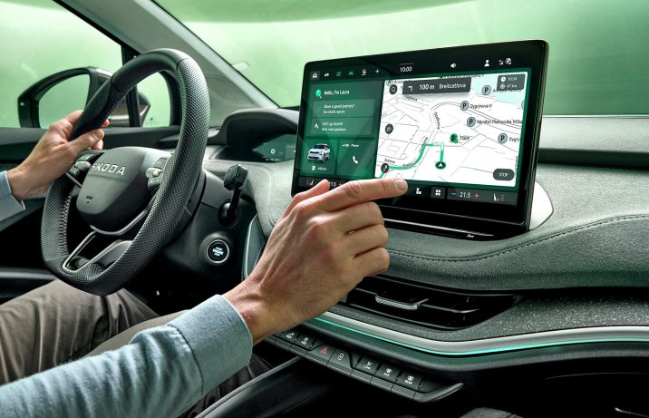 Nowa Skoda Enyaq 2025 – wnętrze, ekran z nawigacją