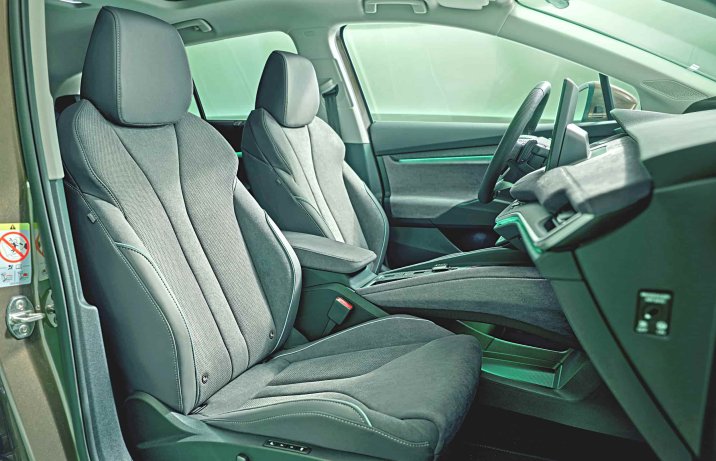 Nowa Skoda Enyaq 2025 – wnętrze, fotele