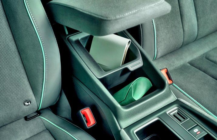 Nowa Skoda Enyaq 2025 – wnętrze, schowek