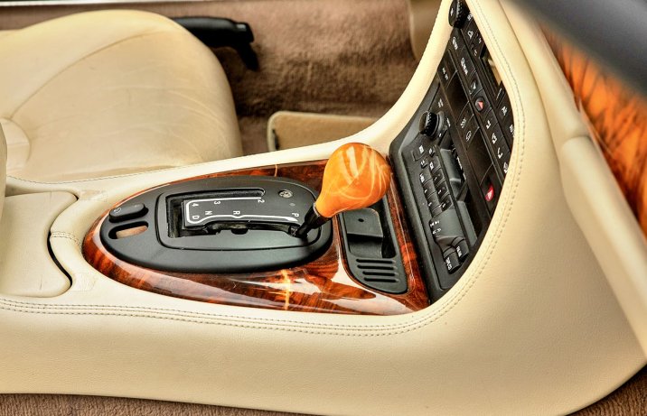 Używany Jaguar XK8 – wnętrze, dźwignia automatu