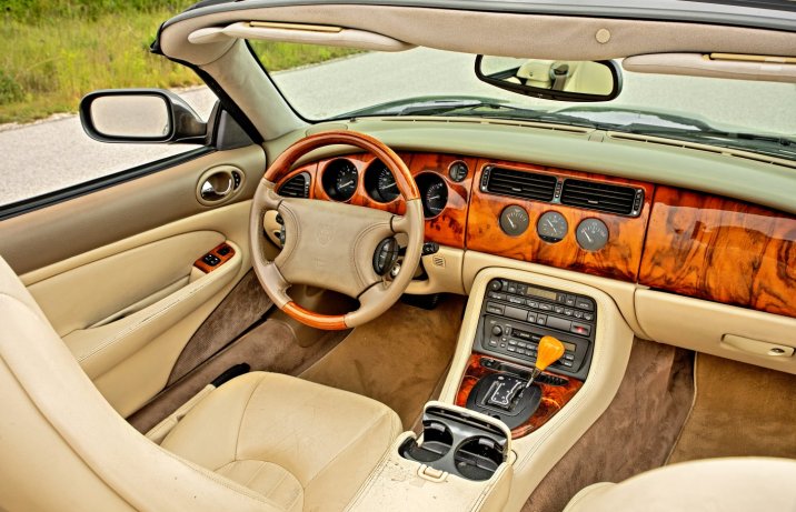 Używany Jaguar XK8 – wnętrze, deska rozdzielcza