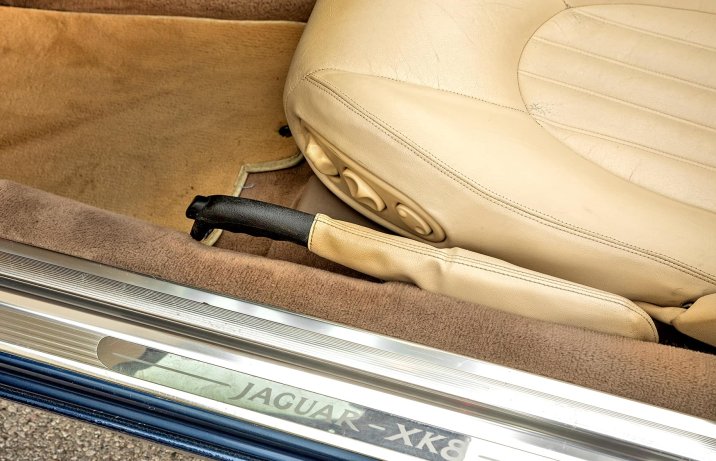 Używany Jaguar XK8 – wnętrze, dźwignia hamulca ręcznego