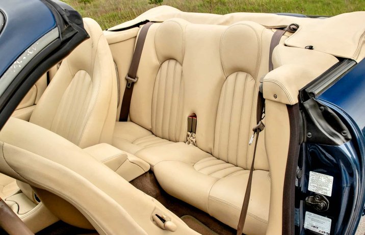Używany Jaguar XK8 – wnętrze, fotele z tyłu