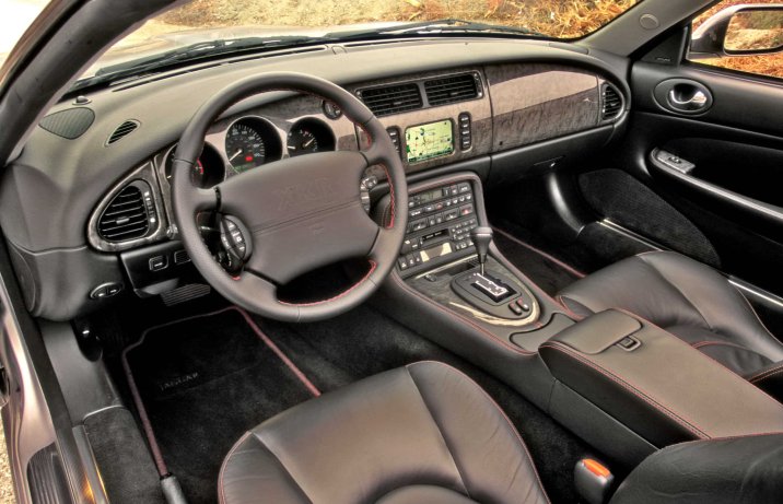 Używany Jaguar XKR – wnętrze,