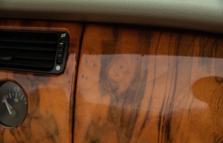 Używany Jaguar XK8 – wnętrze, pęknięcieokleiny