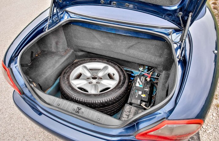 Używany Jaguar XK8 – wnętrze, bagażnik z kołem zapasowym