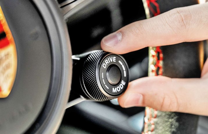 Porsche 911 992 (VIII) FL GT3 Weissach – wnętrze, pokrętło wyboru trybów jazdy