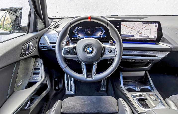 BMW M135 xDrive (2025) – test – kokpit