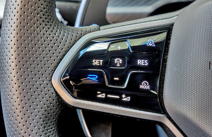 Volkswagen Golf R (2025) – test – przyciski na kierownicy / tryb R