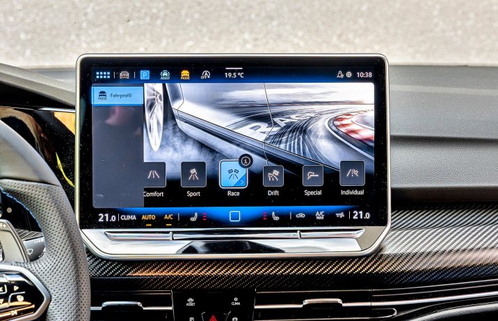 Volkswagen Golf R (2025) – test – ekran / tryby jazdy