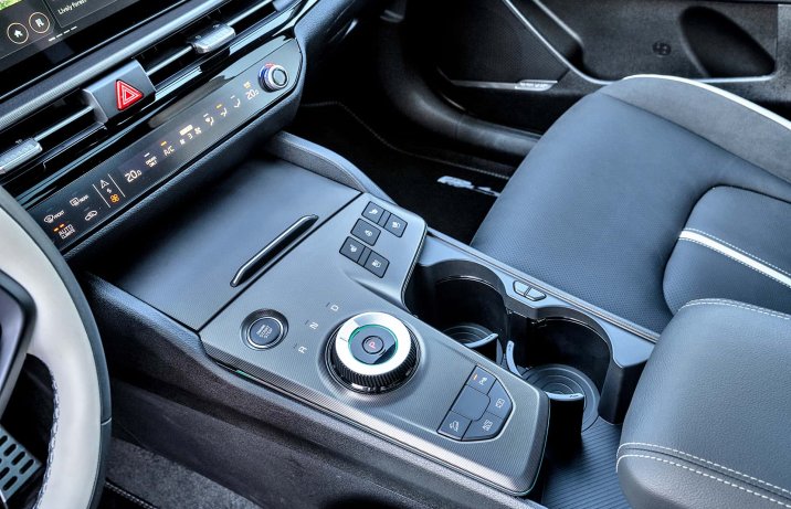 Kia Sportage FL 2025 – wnętrze, tunel środkowy, sterowanie