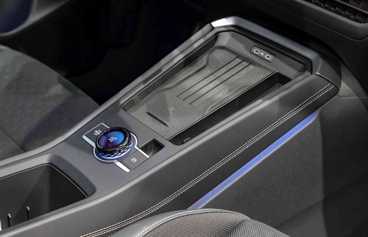 Volkswagen T-Roc II 2025 – ładowarka indukcyjna