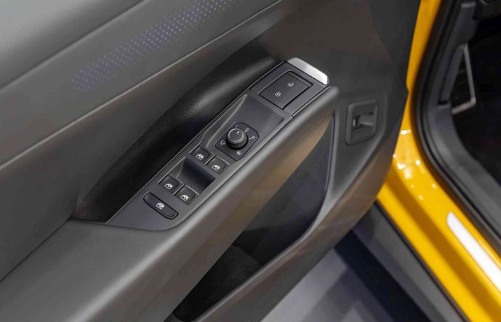 Volkswagen T-Roc II 2025 –panel sterowania na drzwiach