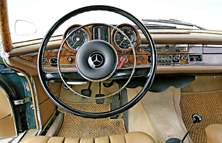Mercedes 220 SEb Coupe – deska rozdzielcza