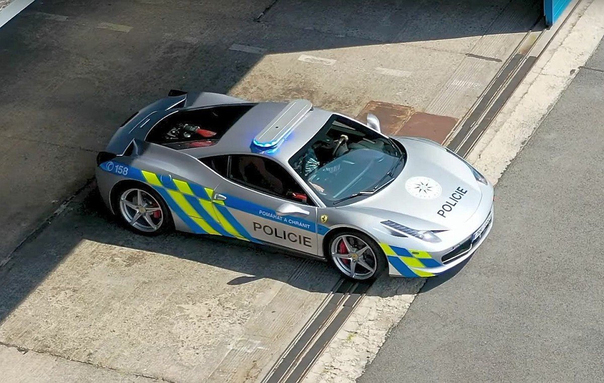Ferrari czeskiej policji pokonało 35 000 km. I wyjątkowo często prowokuje do łamania pewnego przepisu